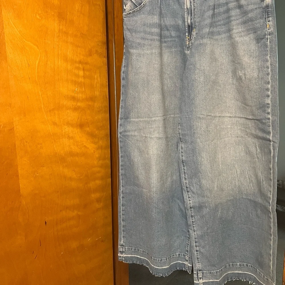 GAP Blue Jeans - Picture 3 of 5